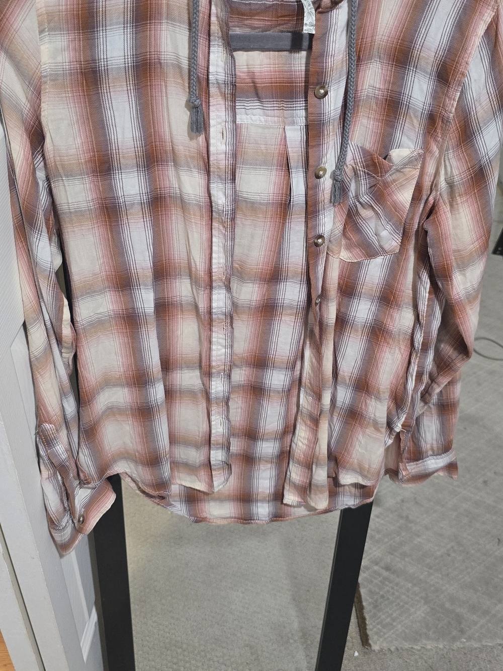 Mudd Men's Plaid Button-Down Shirt in Dusty Rose and White